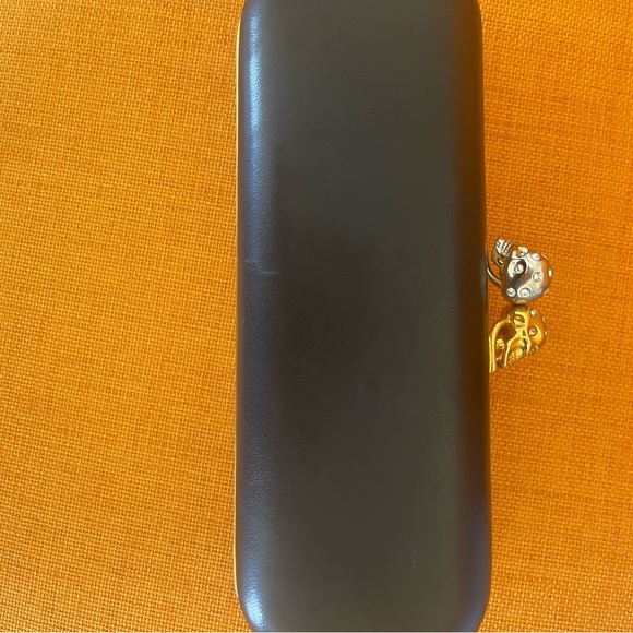 VINTAGE BLACK/WHITE TWIN Skull Clasp Clutch - Picture 10 of 16